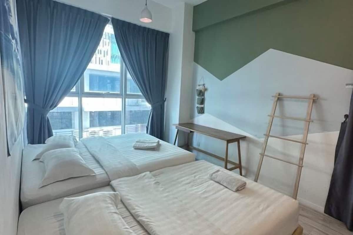 2 slaapkamers, individueel gedecoreerd, een bureau