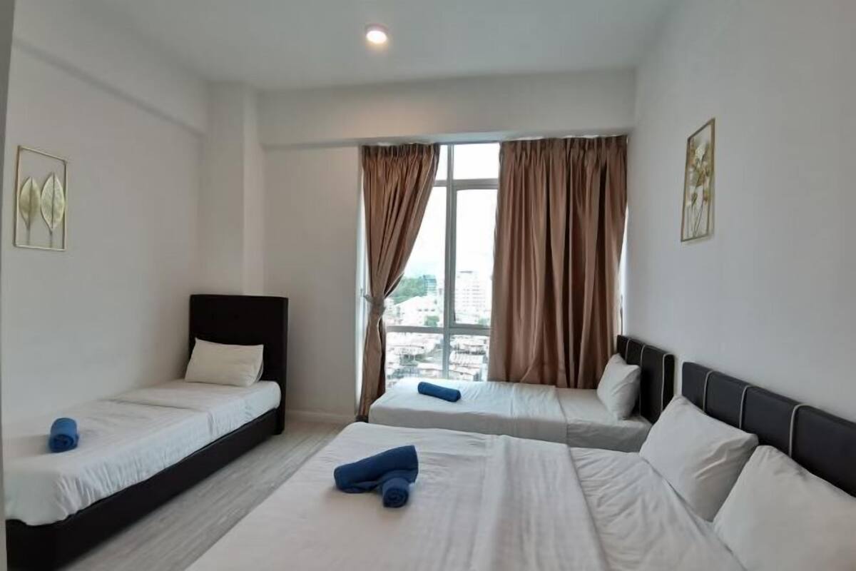 Escriptori, cortines opaques i habitacions insonoritzades 