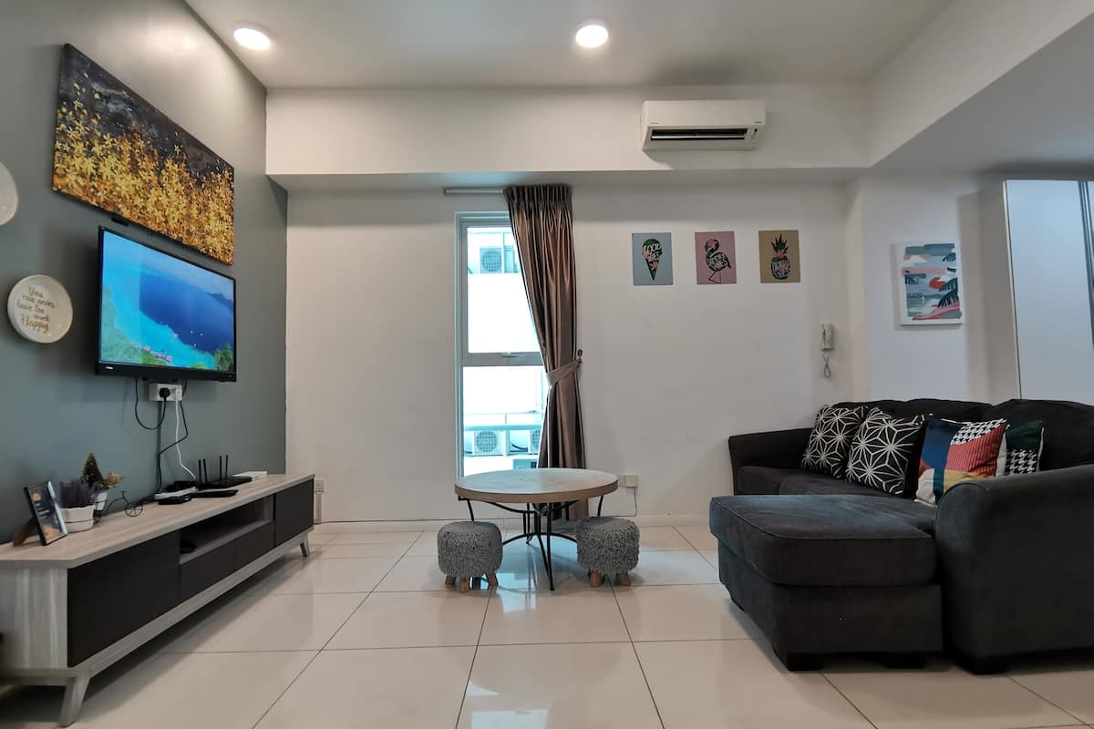 Apartamento familiar | Zona de estar | Televisión de pantalla plana de 42 pulgadas con canales por cable
