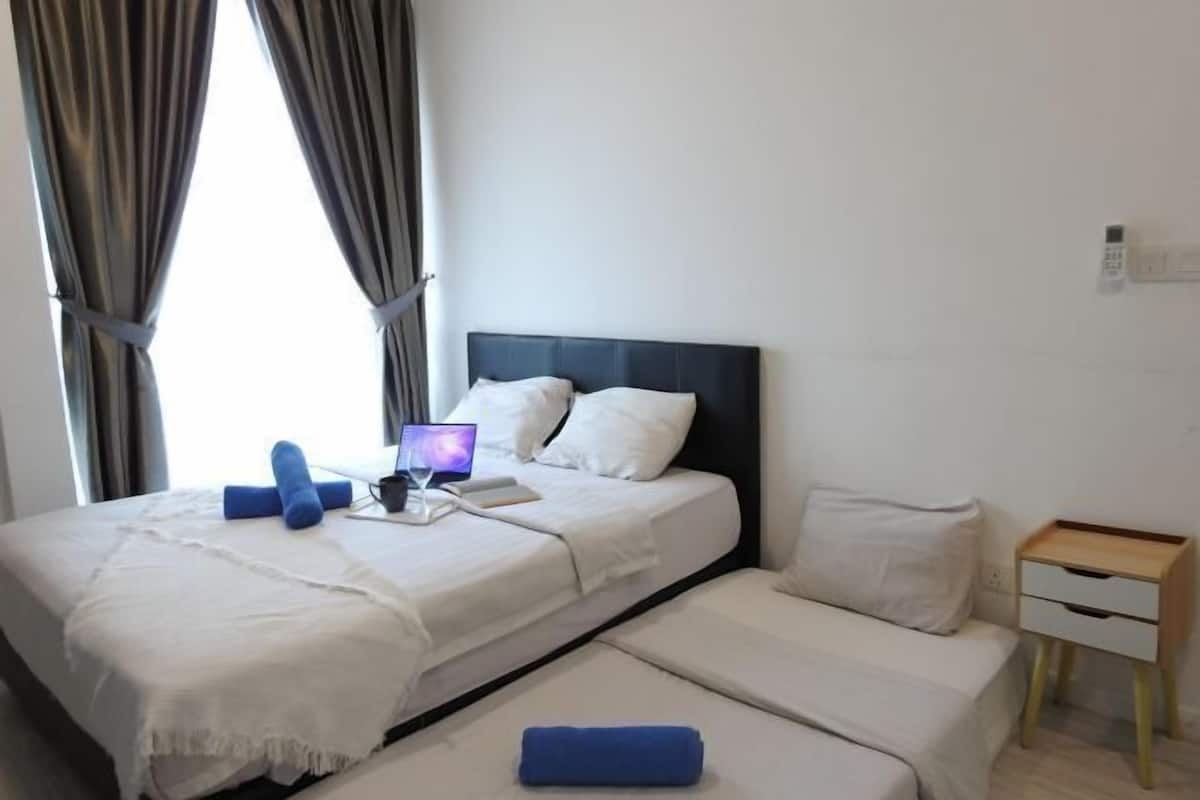 2 slaapkamers, individueel gedecoreerd, een bureau