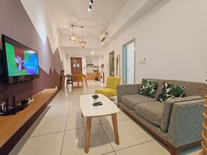 Apartamento família | Individualmente decorados, escrivaninha, cortinas blackout