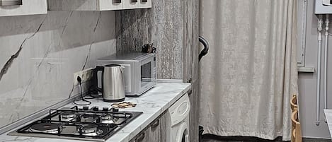 Kühlschrank, Mikrowelle, Ofen, Wasserkocher