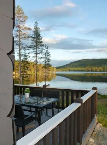 Lodge by lake and slopes