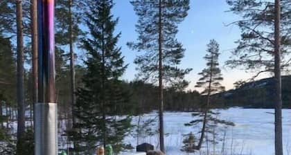Lodge by lake and slopes