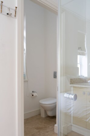 Shower, hair dryer, towels, soap - One at Majestic village, Kalk Bay  (Cape Town)