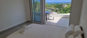 Sunset Villa with Infinity Pool