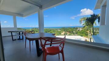 Business Suite, 1 King Bed, Pool Access, Ocean View | Frette Italian sheets, premium bedding, down comforters