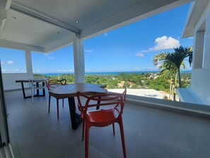 비즈니스 스위트, 킹사이즈침대 1개, 수영장 이용, 바다 전망 | 이탈리아 프레떼 시트, 고급 침구, 오리/거위털 이불, 메모리폼 침대