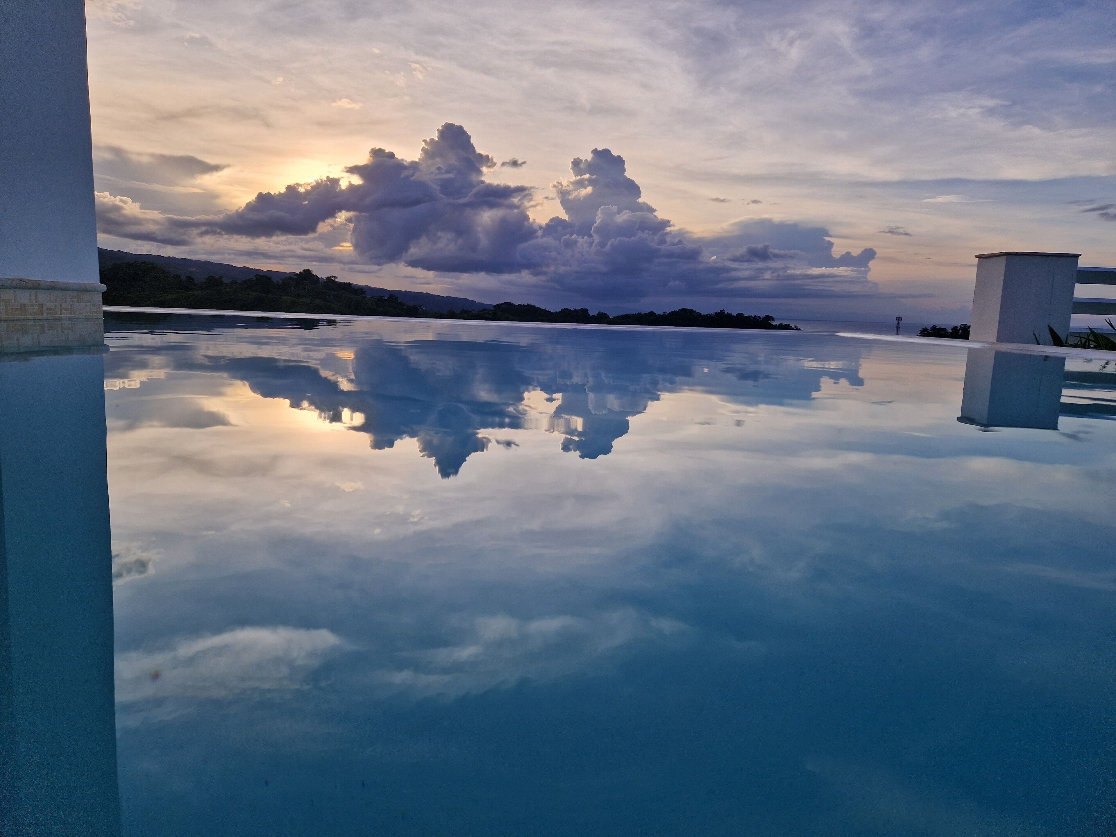 2 outdoor pools, pool loungers