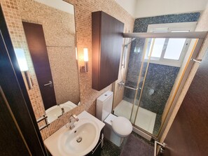 Standard Apartment | Bathroom | Shower, towels