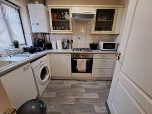 独立别墅, 1 张大床 | 私人厨房 | 冰箱、微波炉、烤箱、炉灶