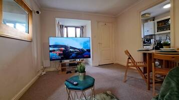House, 1 Queen Bed | Living area