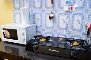 Fridge, microwave, cookware/dishes/utensils - Lux Suites Nairobi House Naivasha (Naivasha)