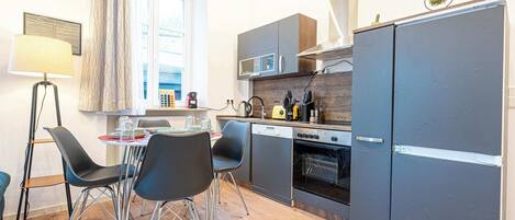 Fridge, oven, stovetop, dishwasher