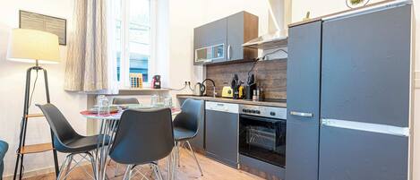 Fridge, oven, stovetop, dishwasher