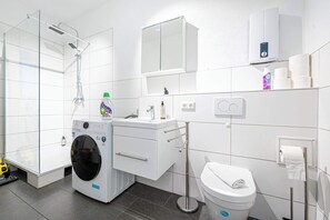 Dusche, Haartrockner, Handtücher, Shampoo