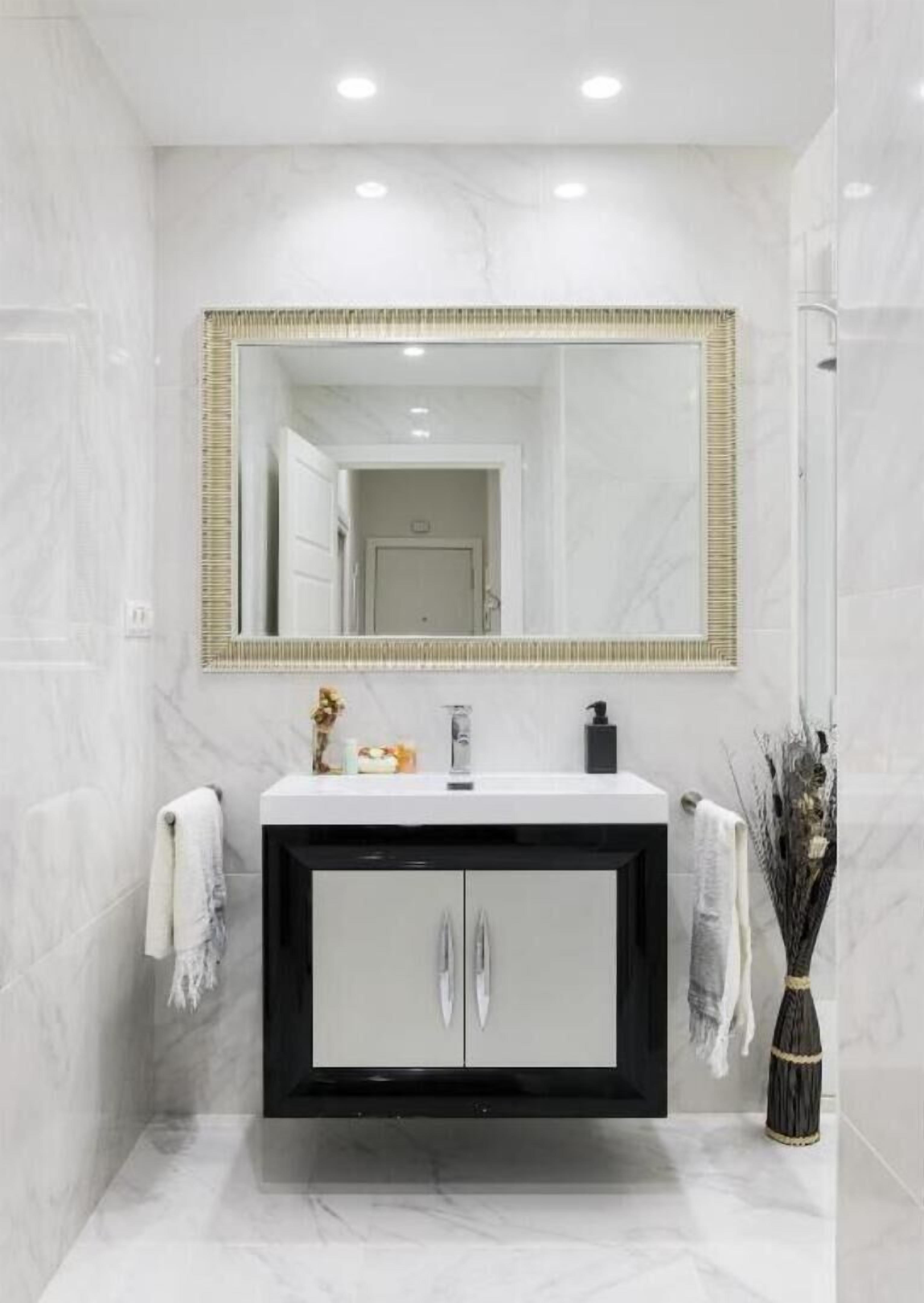 Een douche, een haardroger, handdoeken, zeep