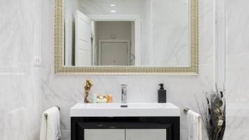 Een douche, een haardroger, handdoeken, zeep