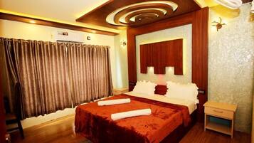 7 bedrooms, bed sheets