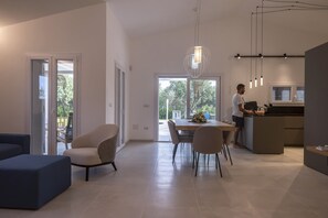 Interior - Golden Root San Teodoro (San Teodoro)