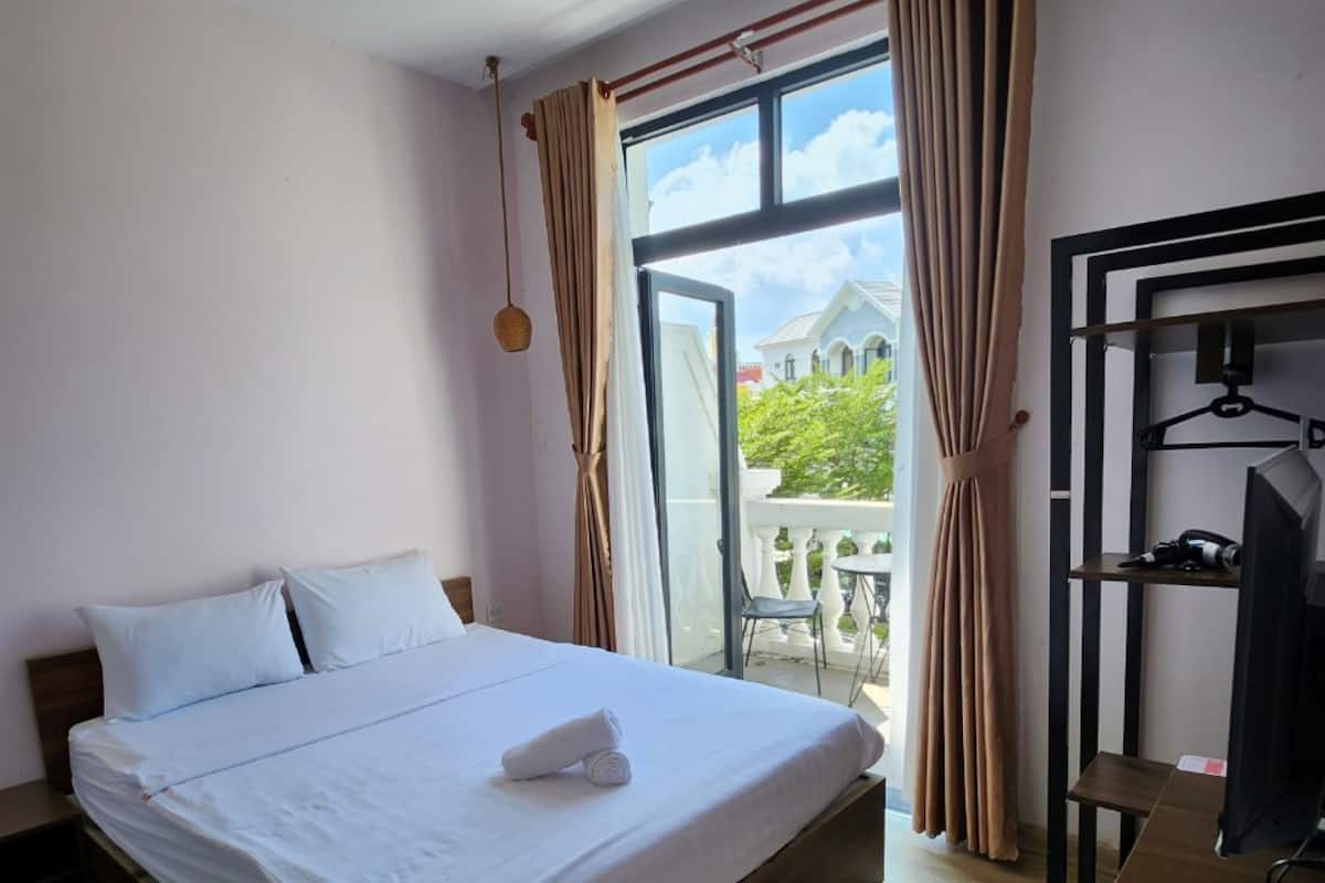 Deluxe Double Room, Balcony | City view