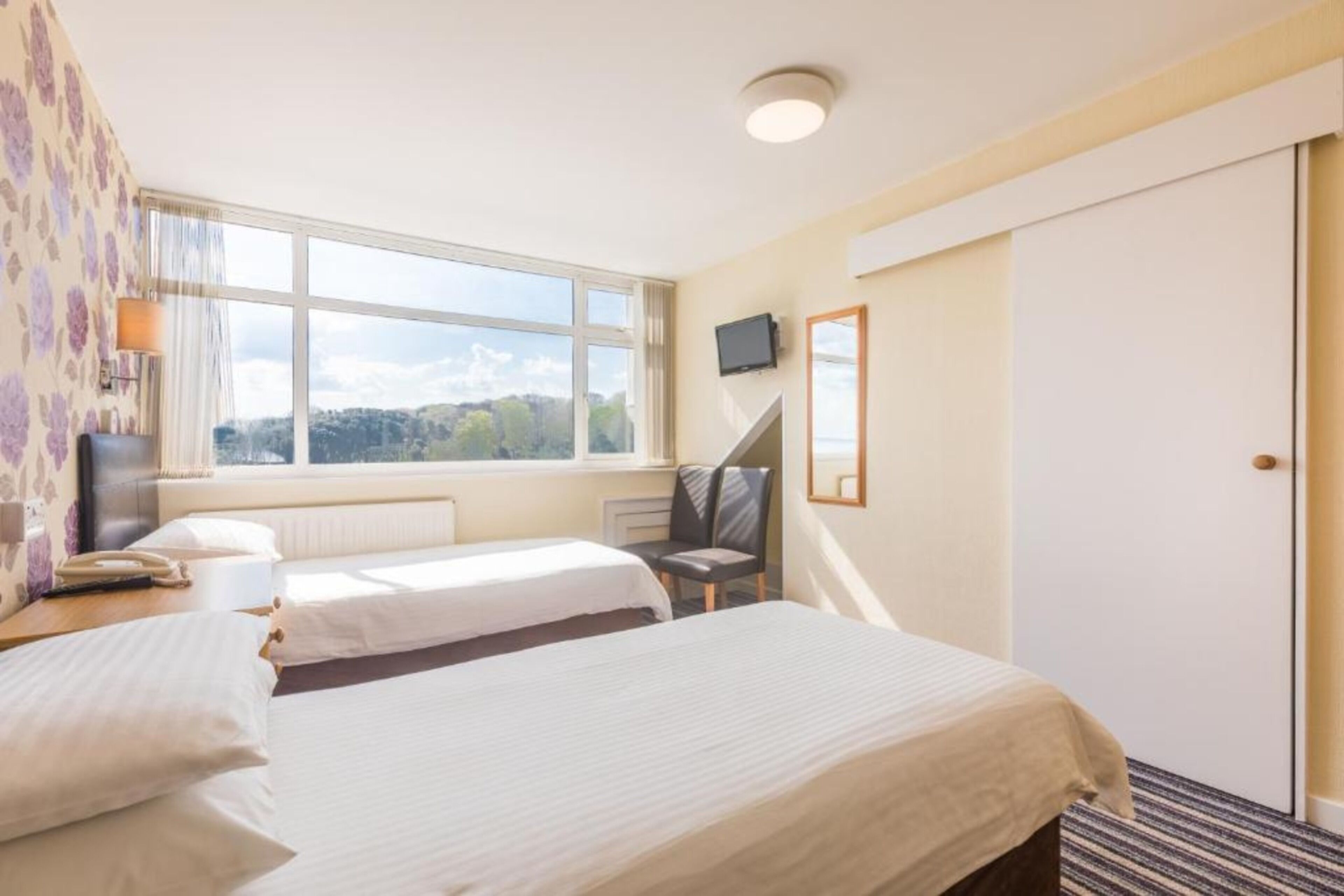 Kahden hengen classic-huone (kaksi sänkyä) | Yksilöllisesti sisustettu, yksilöllisesti kalustettu, työpöytä