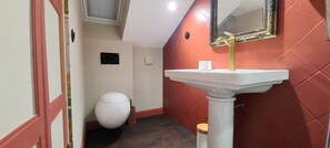 Douche, sèche-cheveux, serviettes fournies, savon