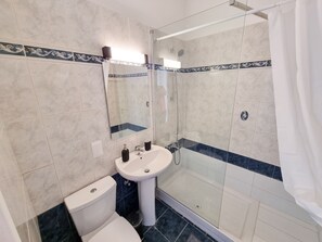 Leilighet – standard | Bad | Dusj, håndklær og toalettpapir