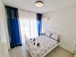 2 habitaciones, escritorio y espacio para trabajar con laptop 