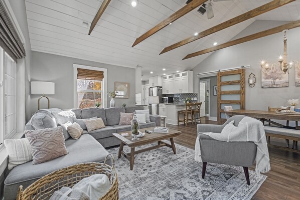 TV connectée, espaces bureaux, écrans d'ordinateur