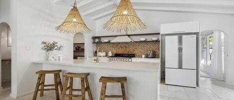 Refrigerador, microondas, horno y parrilla de estufa