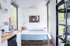 1 bedroom, bed sheets