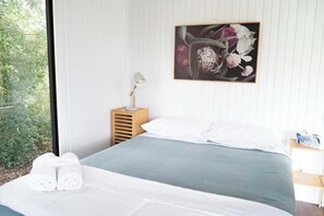 1 bedroom, bed sheets