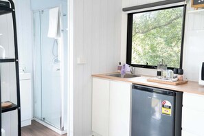 Fridge, microwave, stovetop, toaster - Hill Creek Tiny House 3 by Tiny Away (Perwillowen)