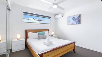 3 bedrooms, desk, WiFi, bed sheets