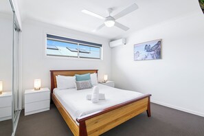 3 bedrooms, desk, WiFi, bed sheets - Riptide @ Park Beach: 3BR Coastal Comfort & Work-Friendly Retreat (Coffs Harbour)