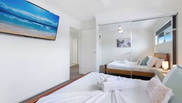 3 bedrooms, desk, WiFi, bed sheets