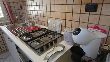 Frigorifero, microonde, forno, piano cottura