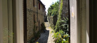 Scappo in Umbria, L'affaccio sul vicolo
