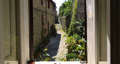 Scappo in Umbria, L'affaccio sul vicolo