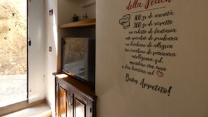 A room with a wooden cabinet and a wall with a recipe for a dish. - Scappo in Umbria, CasaLina (Amelia)