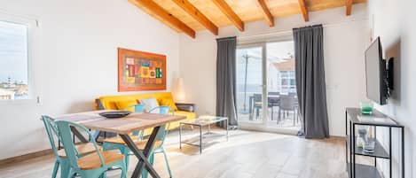 Superior Penthouse, 1 Queen Bed with Sofa bed, Kitchen, Partial Sea View | Living area | 42-inch flat-screen TV with cable channels