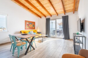 Superior Penthouse, 1 Queen Bed with Sofa bed, Kitchen, Partial Sea View | Living area | 42-inch flat-screen TV with cable channels
