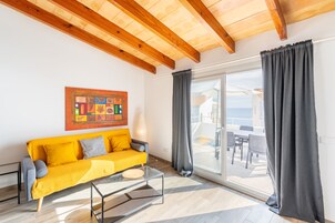 Superior Penthouse, 1 Queen Bed with Sofa bed, Kitchen, Partial Sea View | Living area | 42-inch flat-screen TV with cable channels