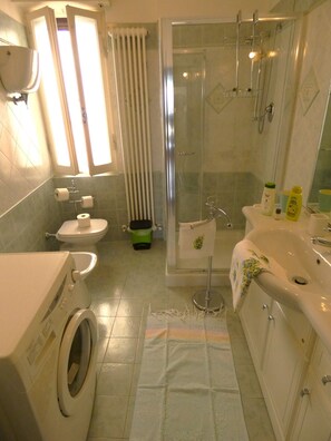Shower, hair dryer, bidet, towels - SCAPPO IN UMBRIA, la casa di Eude (Assisi)