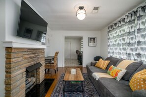 Télévision, cheminée