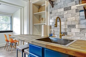 Fridge, microwave, oven, stovetop - Chateau Marmont of Birmingham (Birmingham)