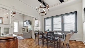 Un salón comedor amplio, con ventanas grandes y una chimenea.