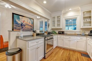 Kjøleskap, mikrobølgeovn, ovn og oppvaskmaskin