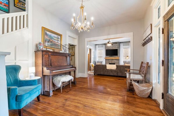 Smart-tv, bøger, kontorer